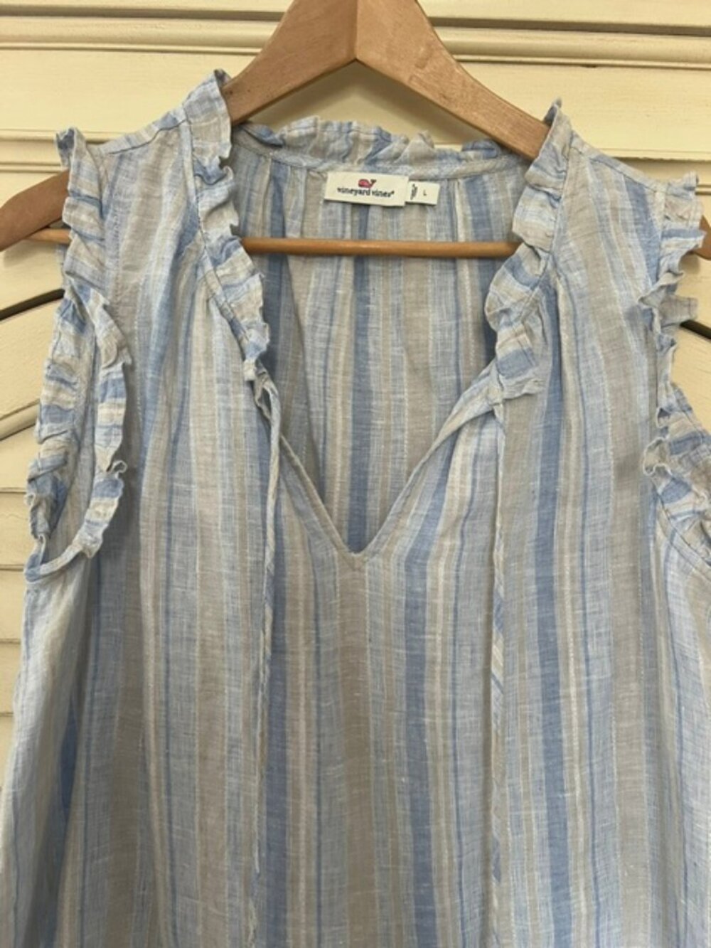 Vineyard Vines Linen Sleeveless  Blouse W/Tassel Tie, Ruffled Neck, Sleeve  - L